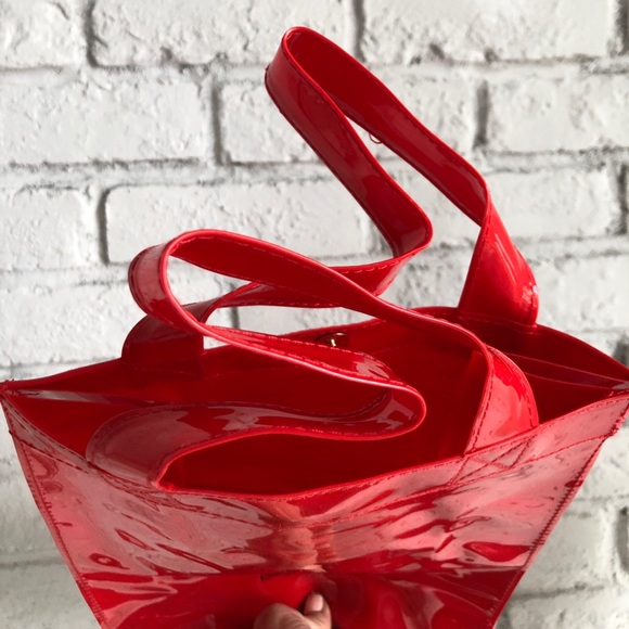 NEW Elizabeth Arden Heart Red Waterproof Makeup, Gift Bag Valentine’s Day - Picture 4 of 8